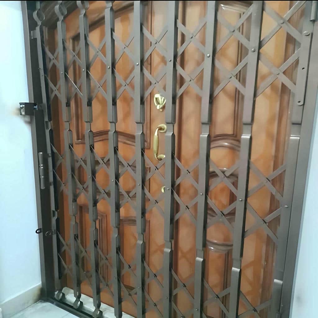 درب آکاردئونی ساری با رنگ تیره و قفل مرکزی