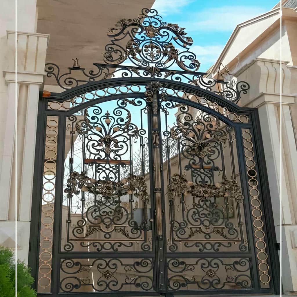 درب حیاط فلزی با پوشش تیره در استان خراسان شمالی