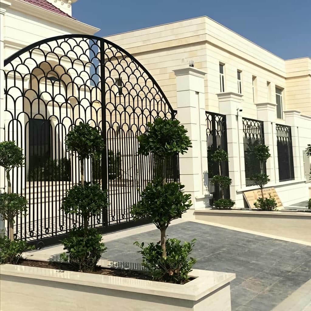 درب حیاط فلزی با پوشش رنگ یکدست