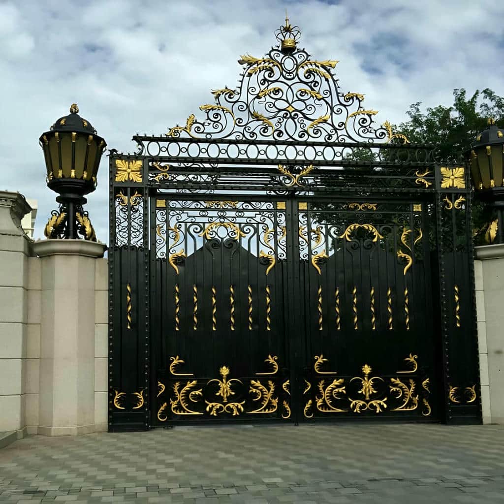 درب حیاط فلزی مشکی در ایلام با طرح ساده