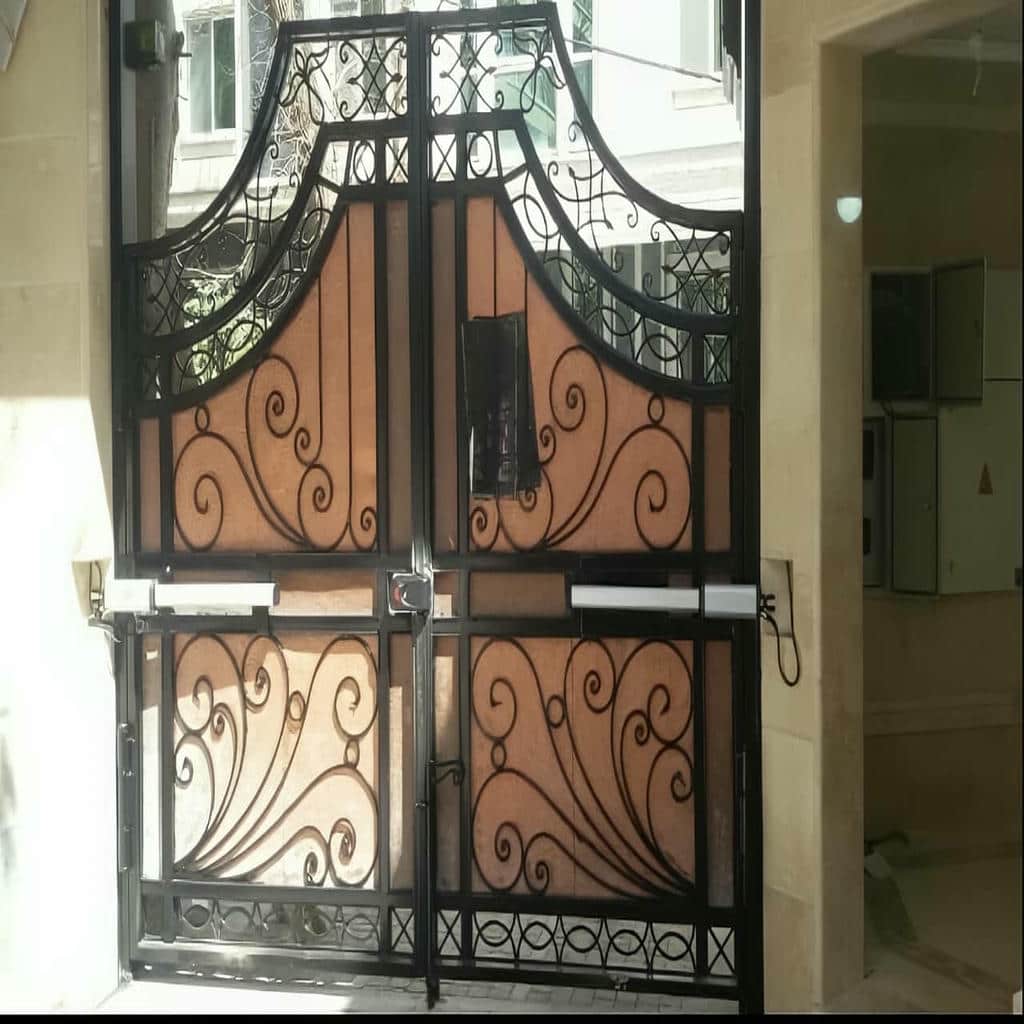 سامانه بازشوی برقی روی درب آهنی حیاط