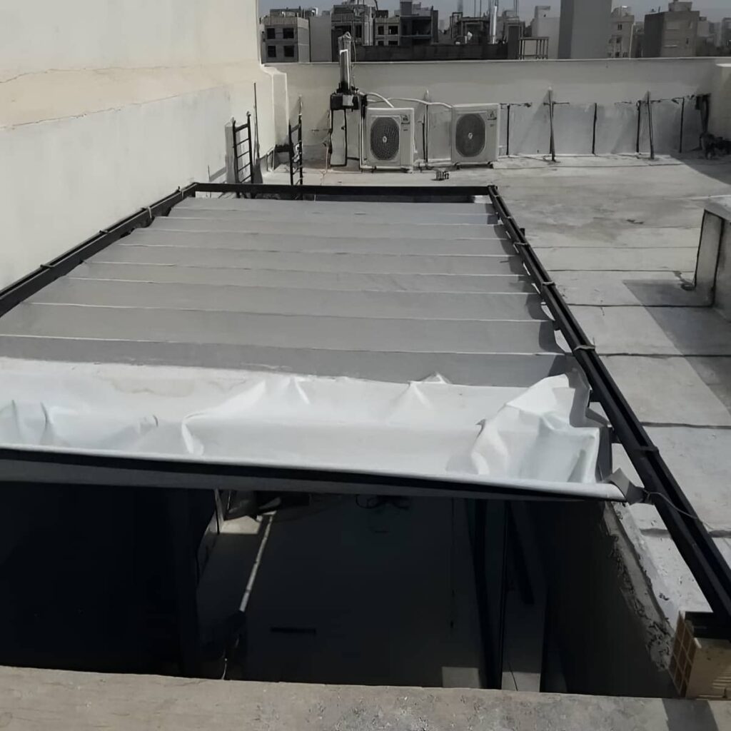سایبان بازویی با پوشش روشن برای تراس آفتابگیر