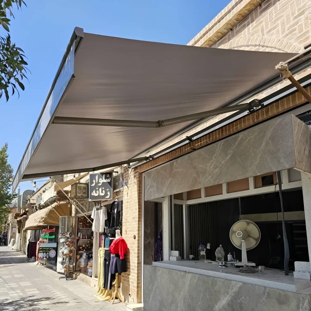 سایبان بازویی جمع شده بالای پنجره فروشگاه