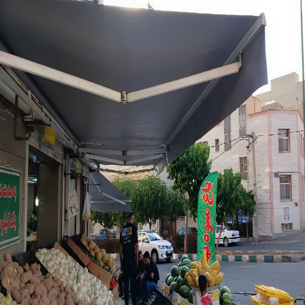 سایبان برقی بازویی با پارچه کرم در اراک