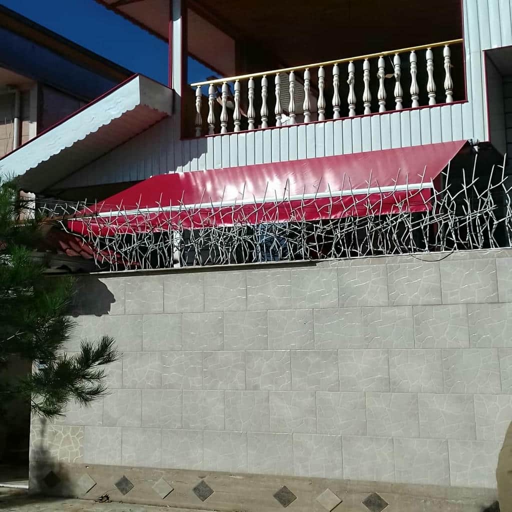 سایبان برقی بازویی در استان کرمانشاه با پوشش روشن