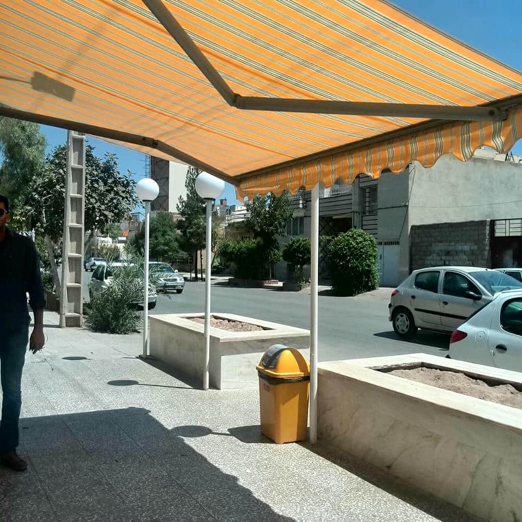 سایبان برقی بازویی روی نمای مغازه