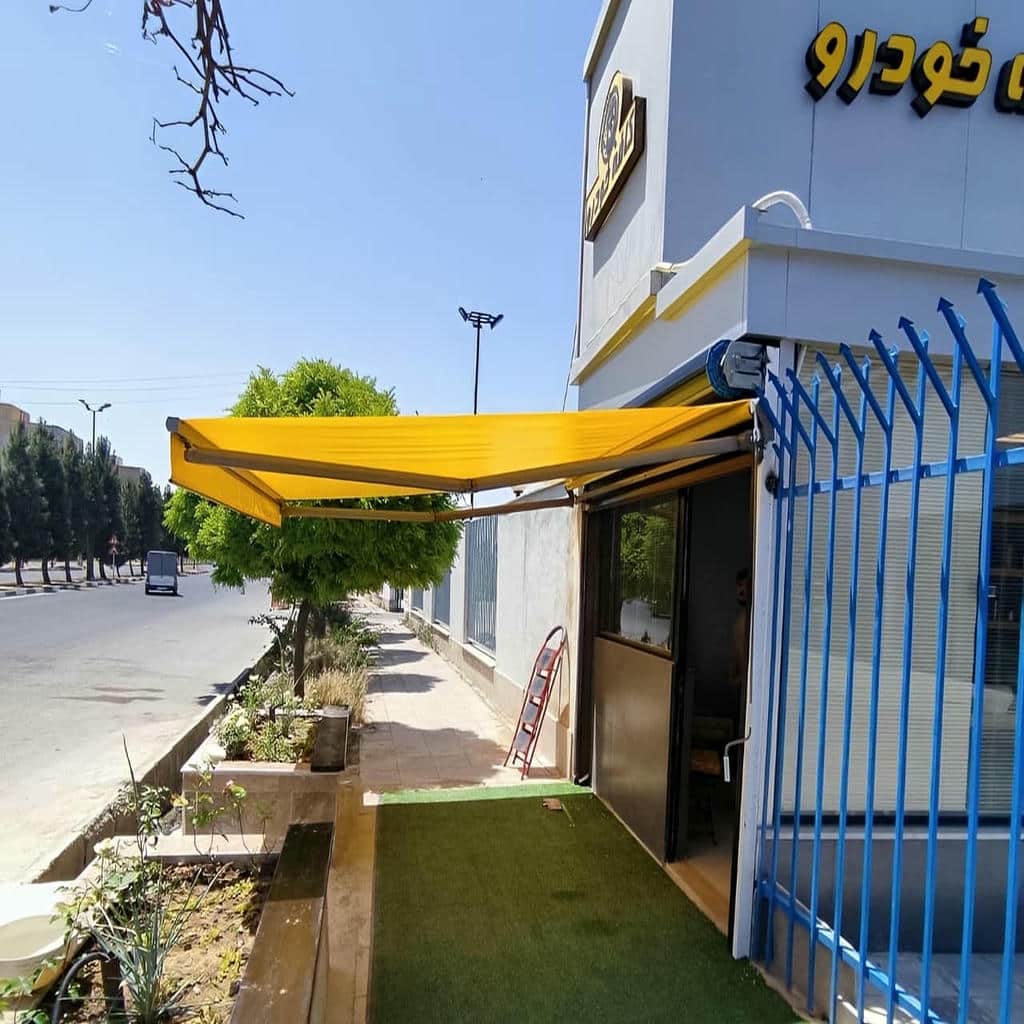 سایبان برقی بازویی کرم رنگ در استان کردستان
