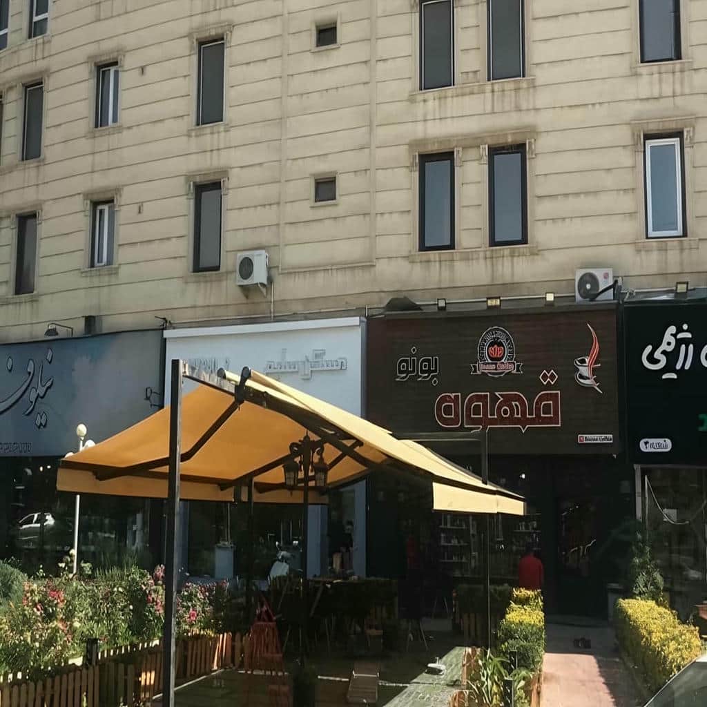 سایبان برقی با فریم فلزی در بندرعباس کنار پنجره سایبان برقی با فریم فلزی در بندرعباس کنار پنجره