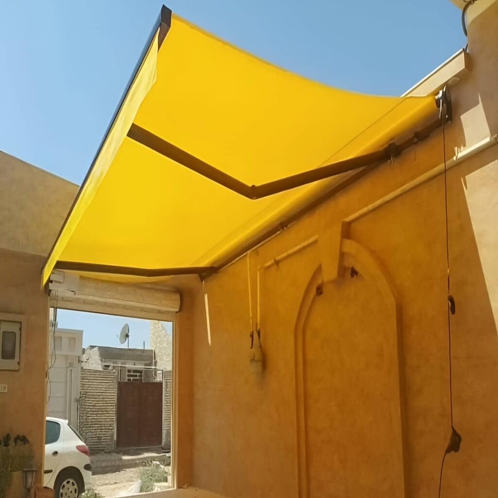 سایبان برقی ساری برای تراس با پارچه روشن