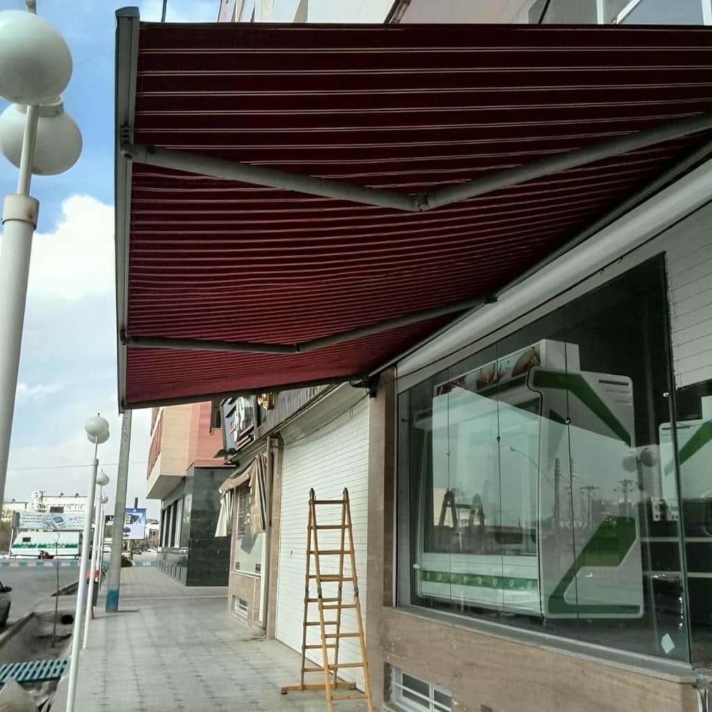 سایبان برقی کرج در ورودی کافه با بازوهای جمع شونده سایبان برقی کرج در ورودی کافه با بازوهای جمع شونده
