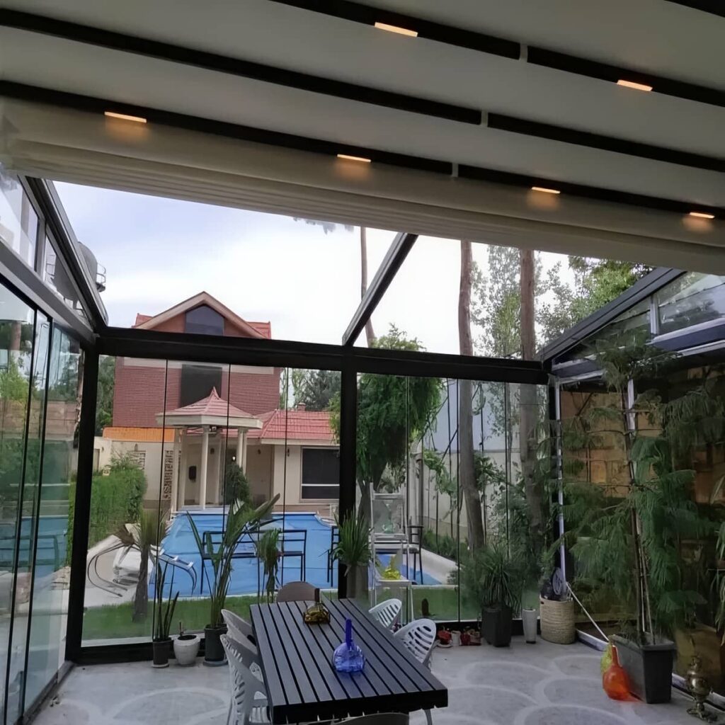 سایبان برقی کرج روی نمای فروشگاه با پوشش طوسی