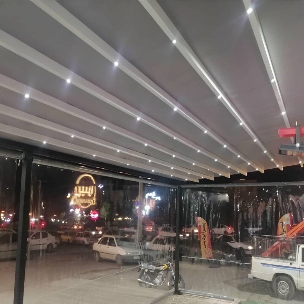 سایبان برقی کرمان با پوشش روشن در تراس