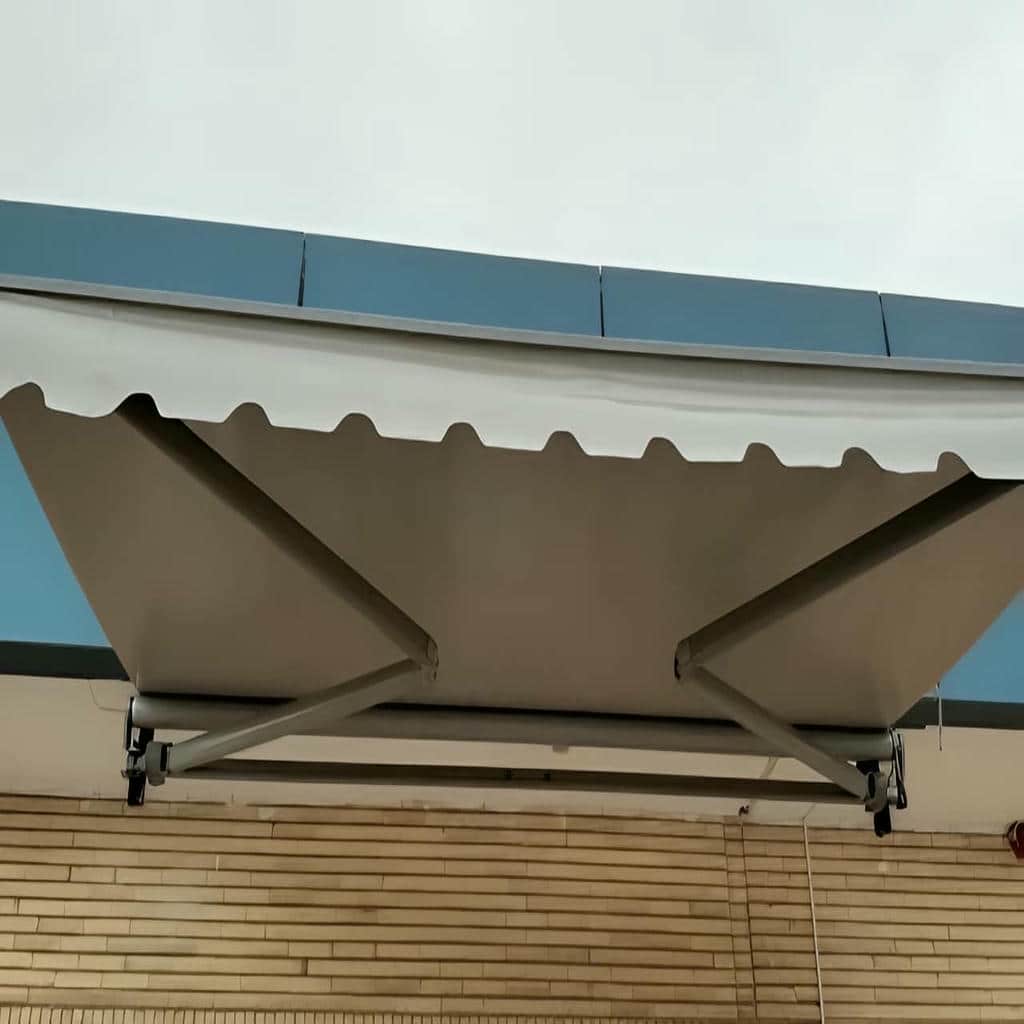 سایه بان اتوماتیک برای حیاط با پارچه روشن