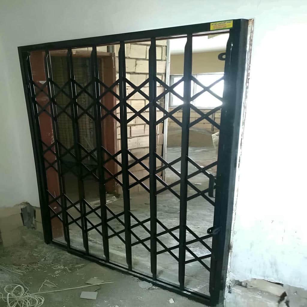 محافظ آکاردئونی جمعشده کنار ورودی آپارتمان تهران محافظ آکاردئونی جمعشده کنار ورودی آپارتمان تهران