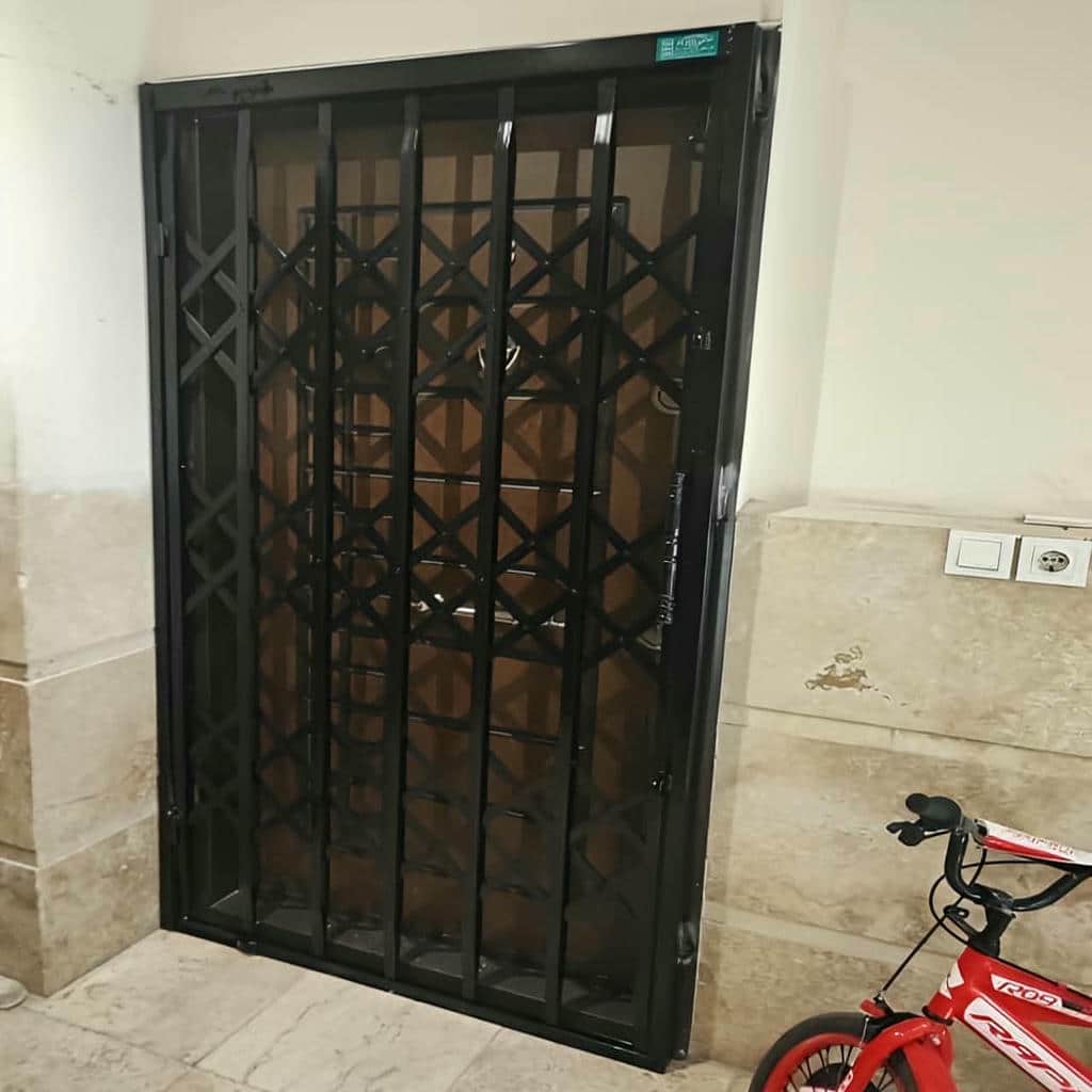محافظ آکاردئونی در استان ایلام کنار چهارچوب روشن