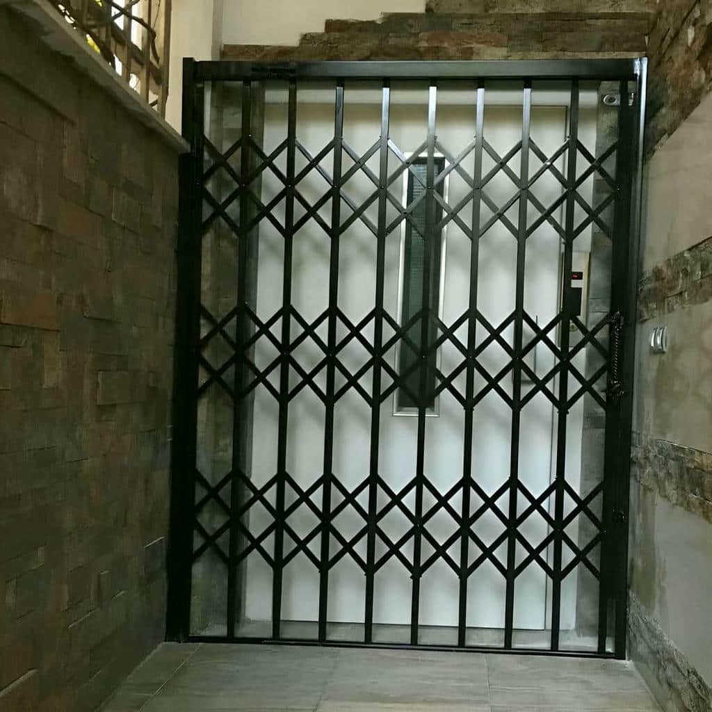 محافظ درب ورودی آپارتمان با پوشش تیره