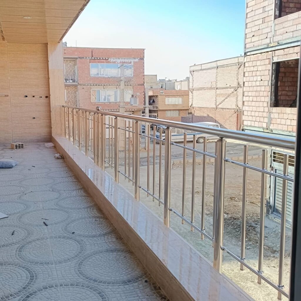 نرده بالکن استیل براق در تهران برای نمای مدرن