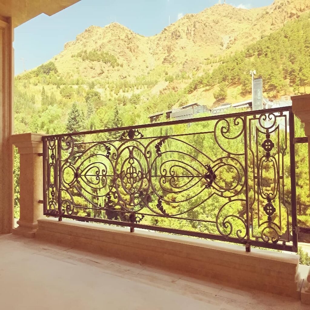 نرده بالکن با طرح افقی برای نمای سنگی