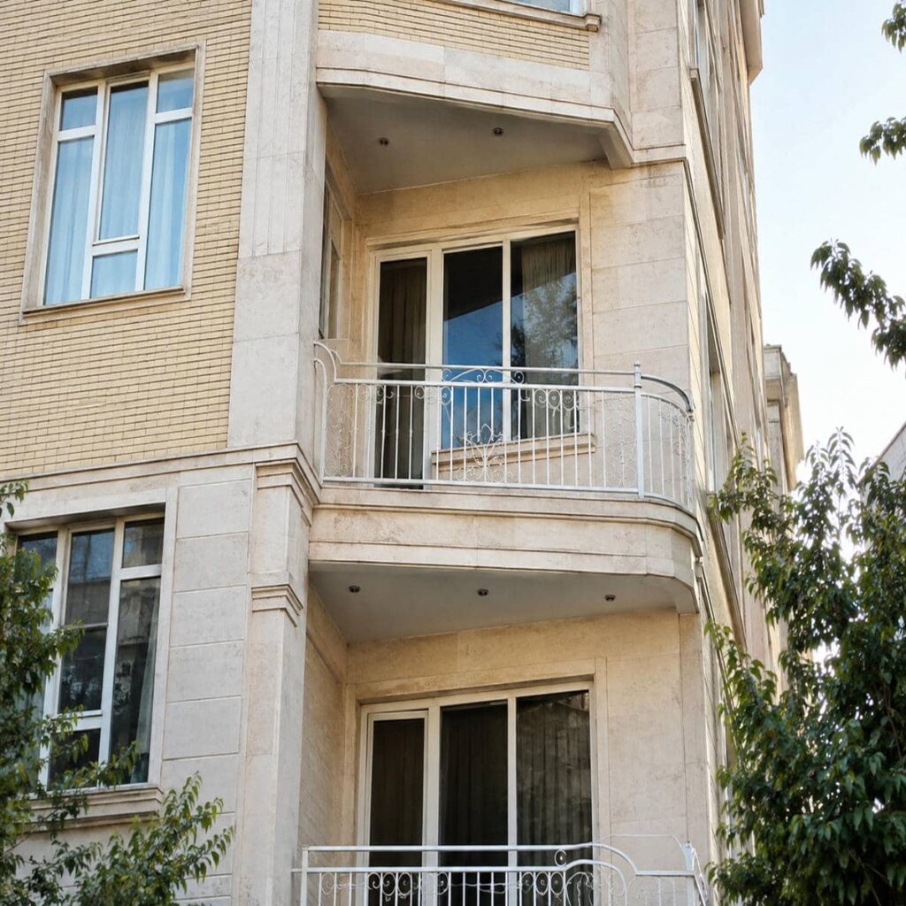 نرده بالکن مدرن با خطوط عمودی مشکی