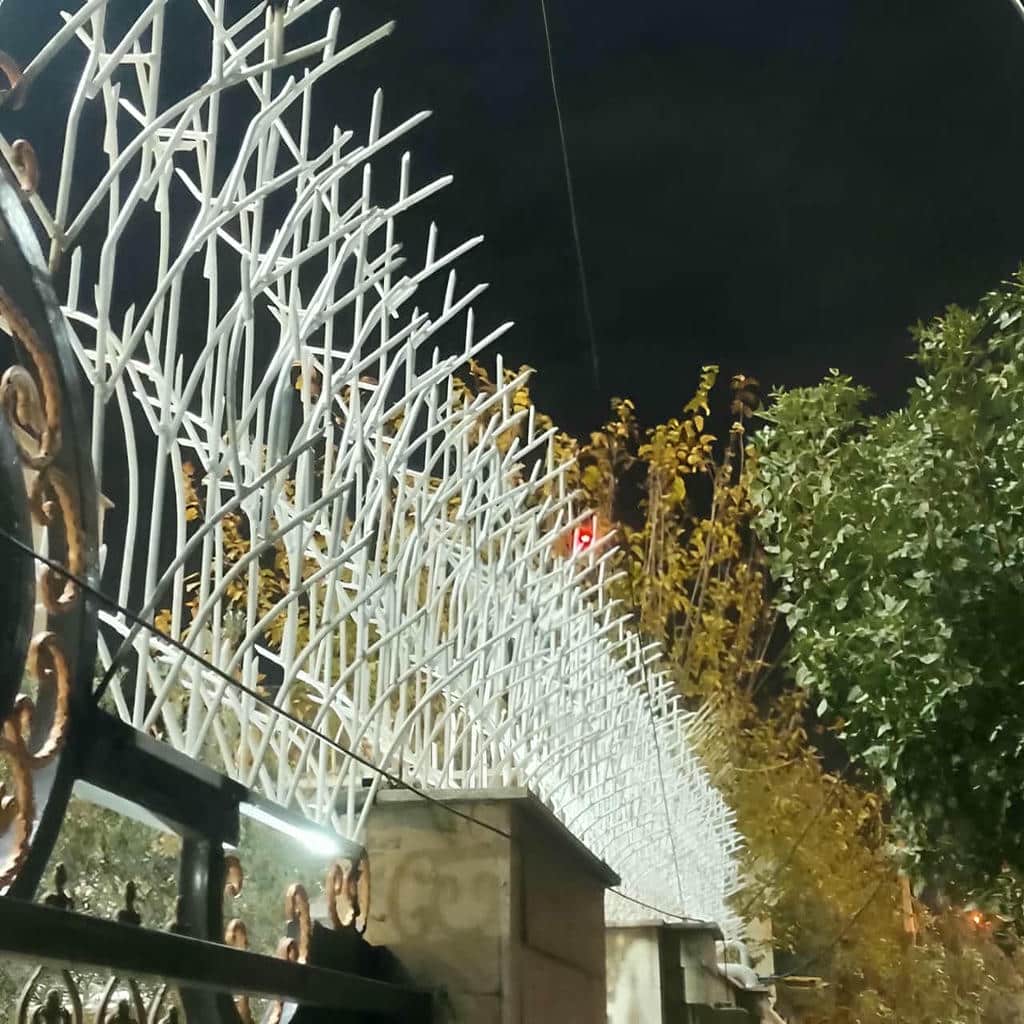 نرده حفاظ دیوار در حیاط ویلایی با نمای آجری بیرجند