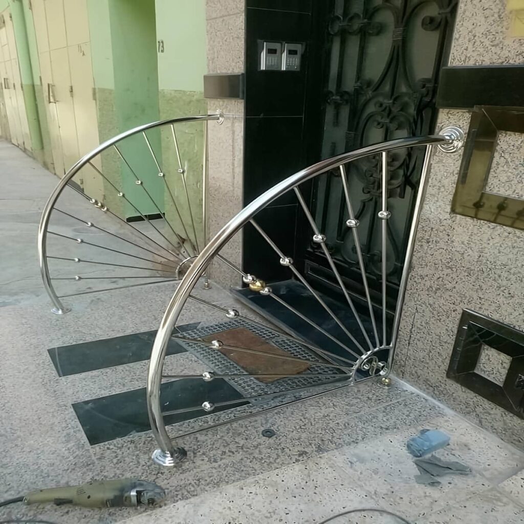 نرده راه پله استیل کنار دیوار روشن