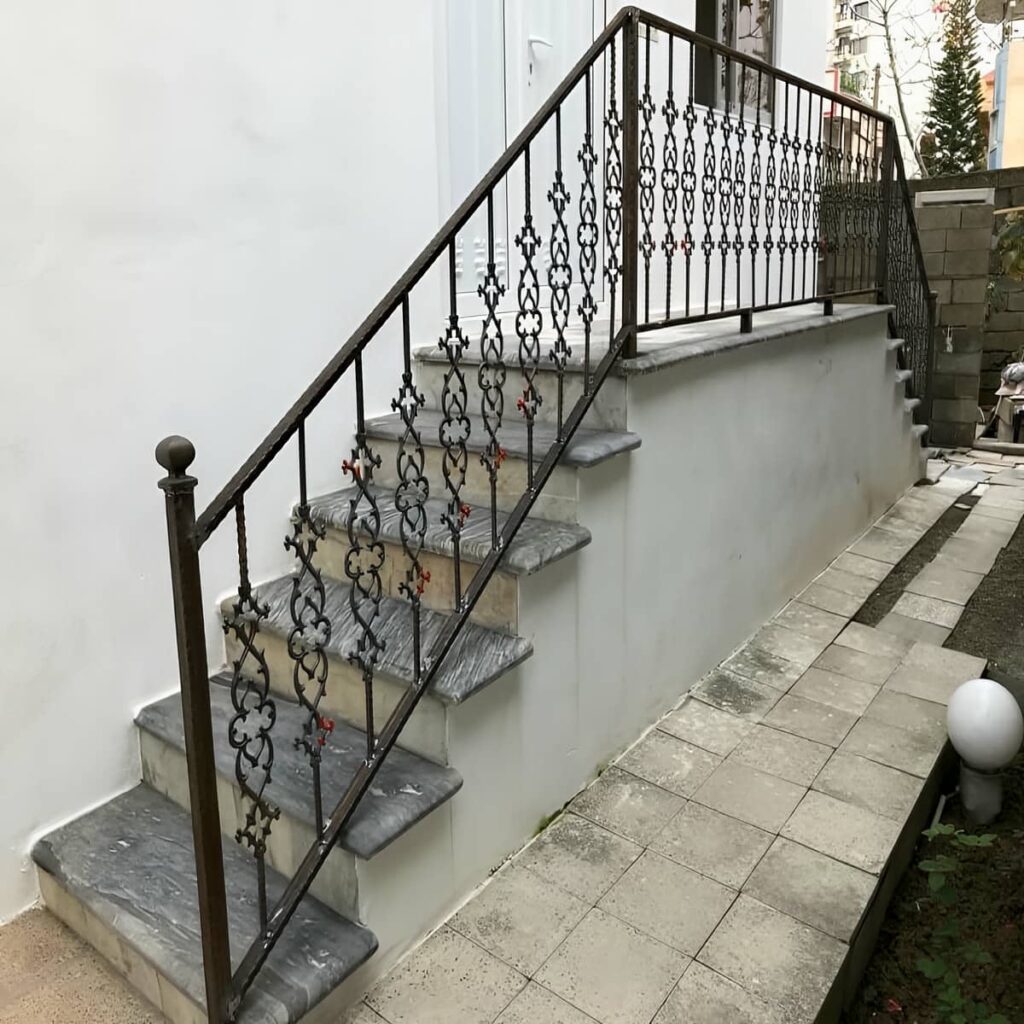 نرده راه پله با دست انداز چوبی در ایلام