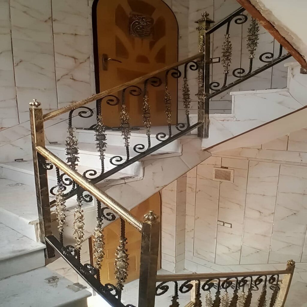 نرده راه پله با طرح مینیمال و دستگیره چوبی