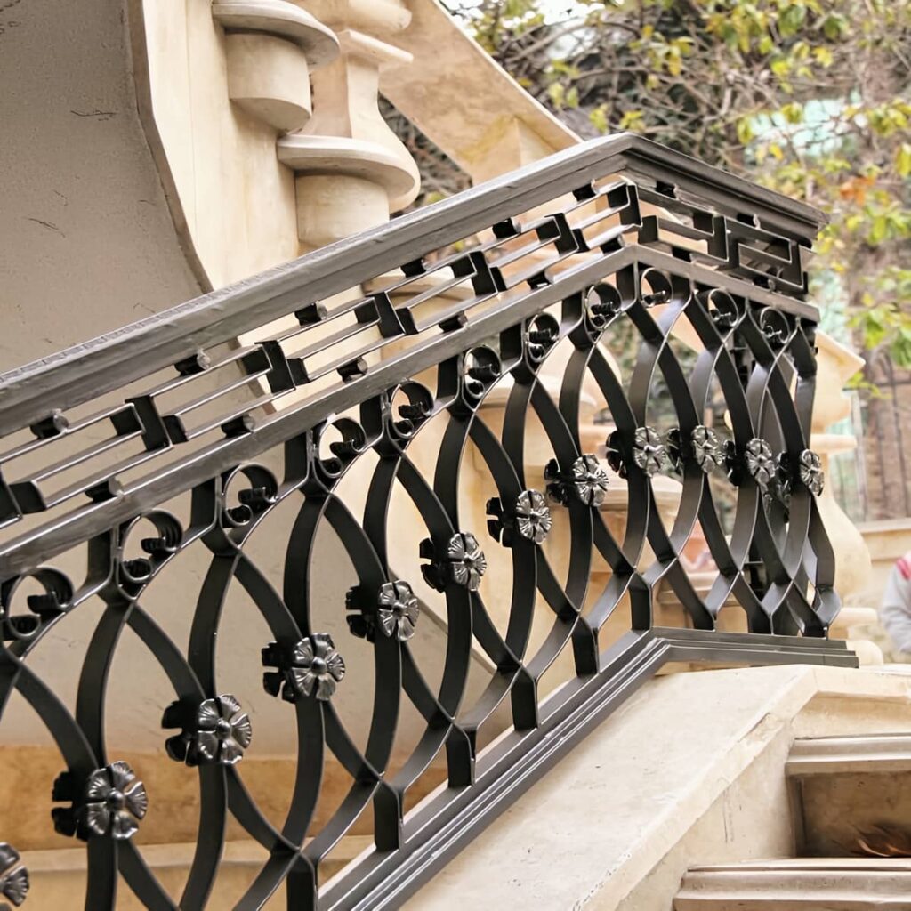 نرده راه پله ساده با دستگیره چوبی