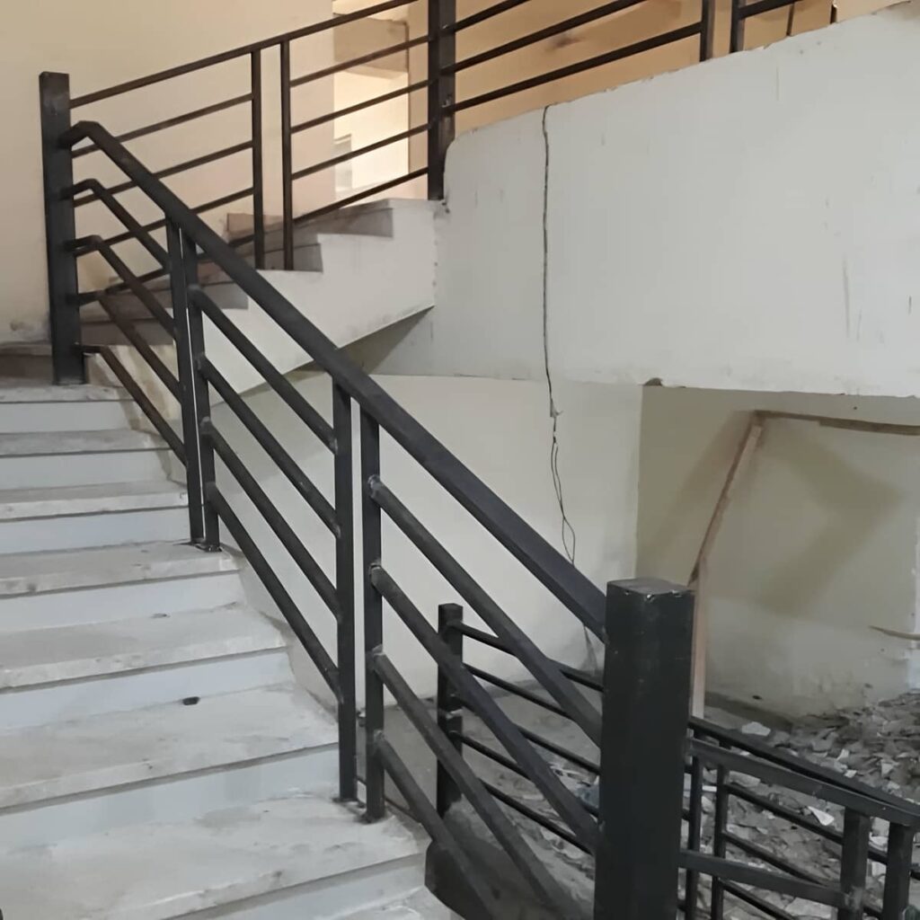 نرده راه پله فرفورژه با پیچک تزئینی