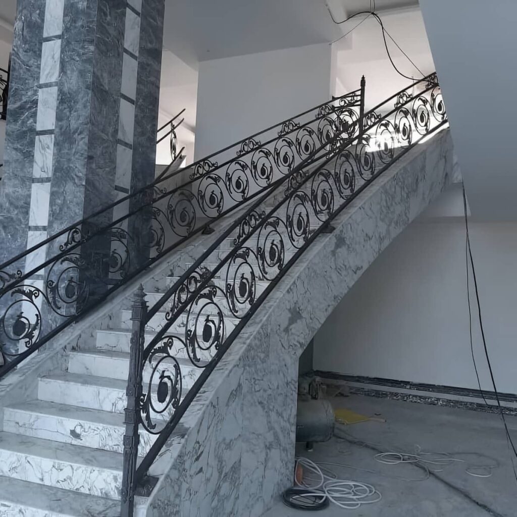 نرده راه پله مدرن با خطوط عمودی در اصفهان نرده راه پله مدرن با خطوط عمودی در اصفهان
