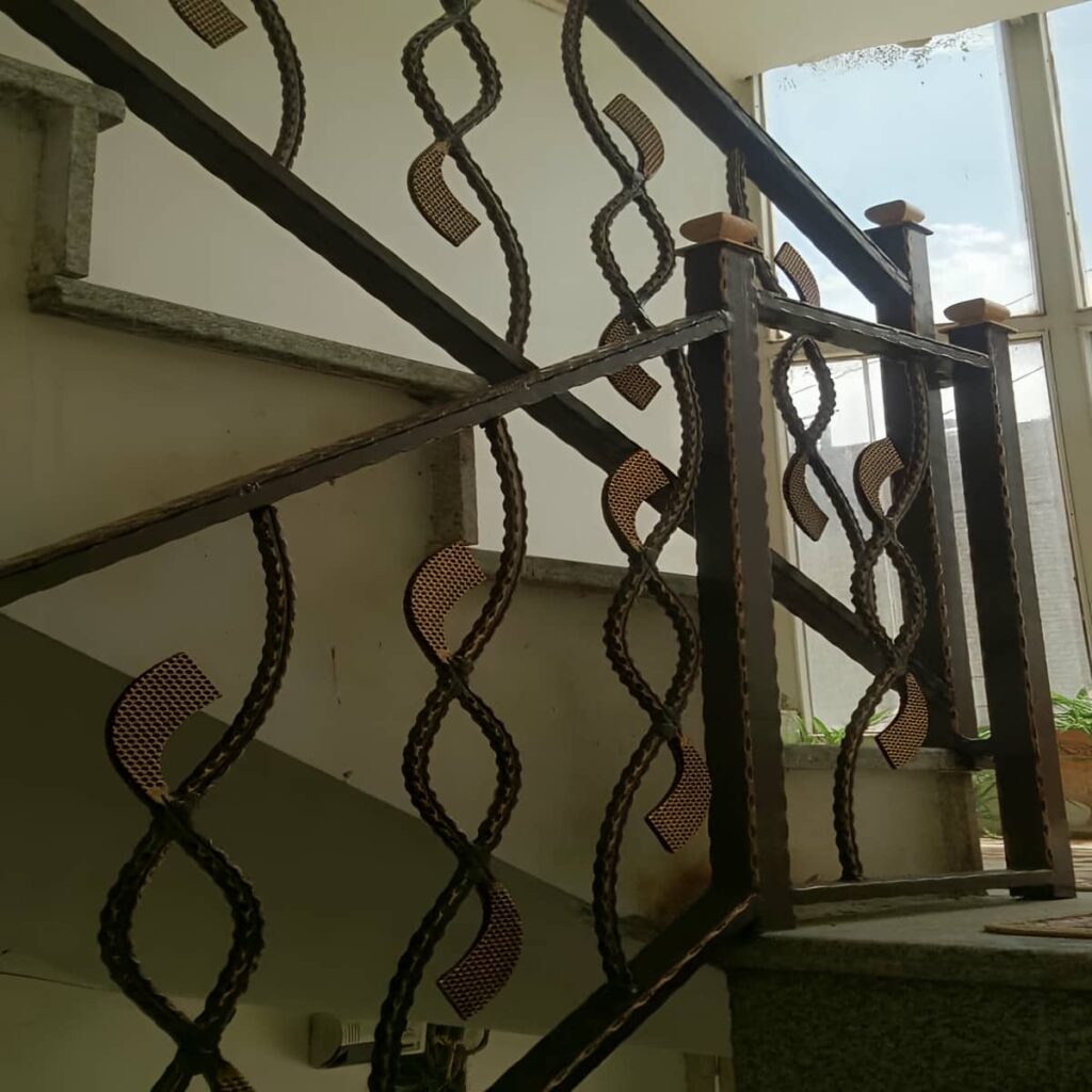نرده راه پله مدرن هماهنگ با کف روشن