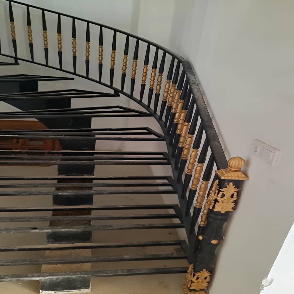 نرده راه پله مدرن کنار کفپوش روشن نرده راه پله مدرن کنار کفپوش روشن