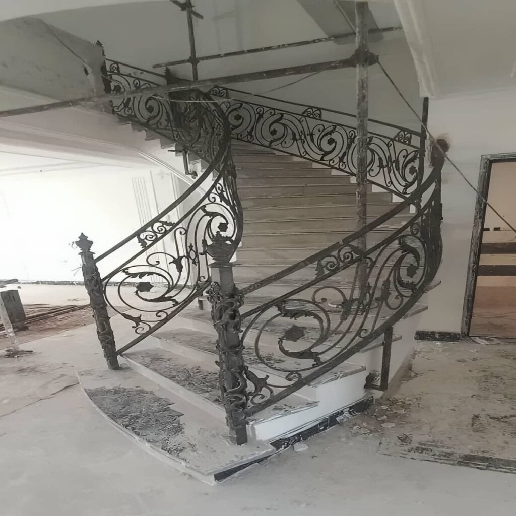 نرده راه پله مدرن کنار کف پله چوبی در استان قزوین