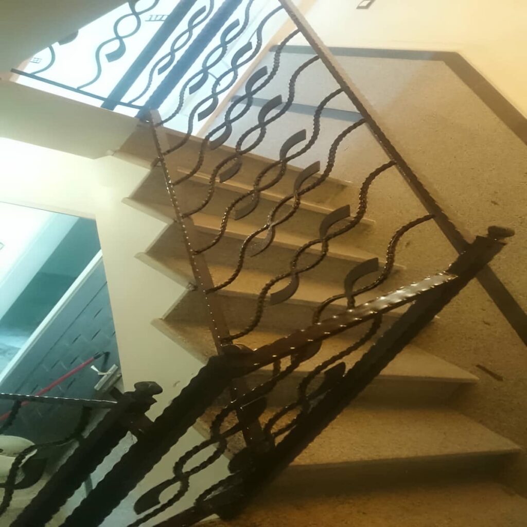 نرده راه پله کلاسیک با جزئیات فلزی