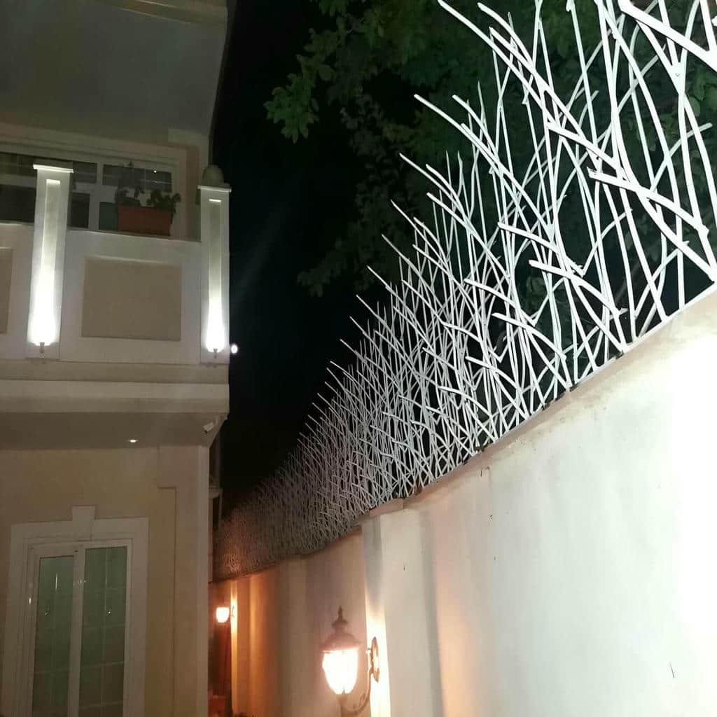 نرده روی دیوار با پوشش مشکی در ساری