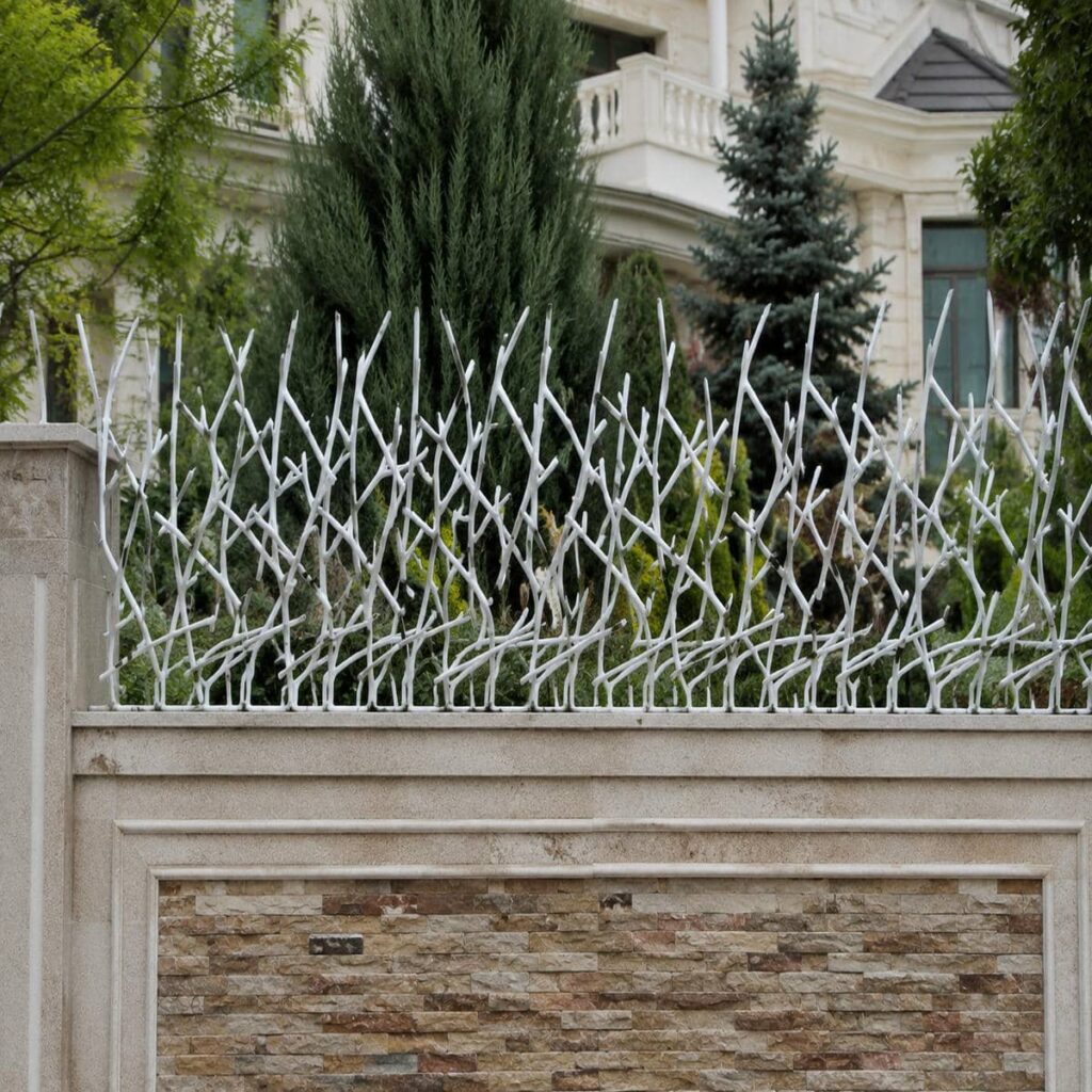 نرده روی دیوار شاخ گوزنی با شاخه های متراکم