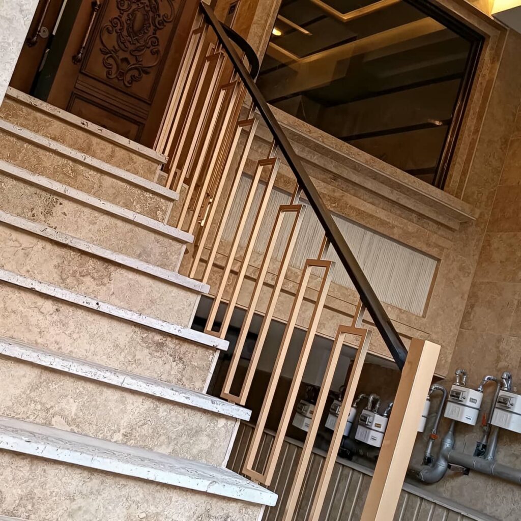نرده پله مشکی با خطوط عمودی