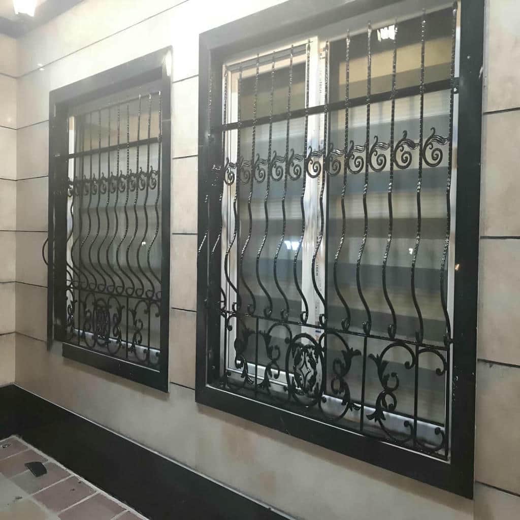 نرده پنجره آهنی با خطوط عمودی ساده