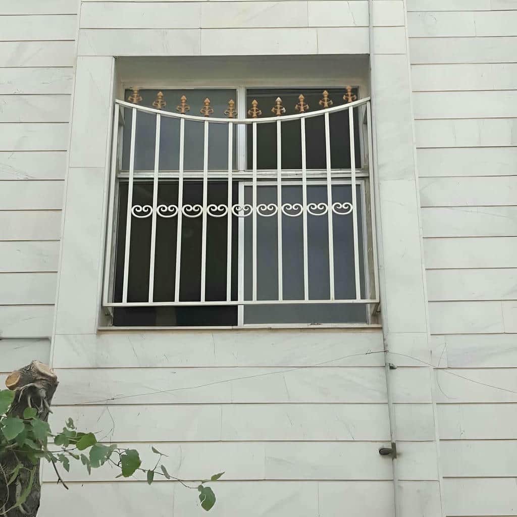 نرده پنجره فلزی با خطوط عمودی ساده