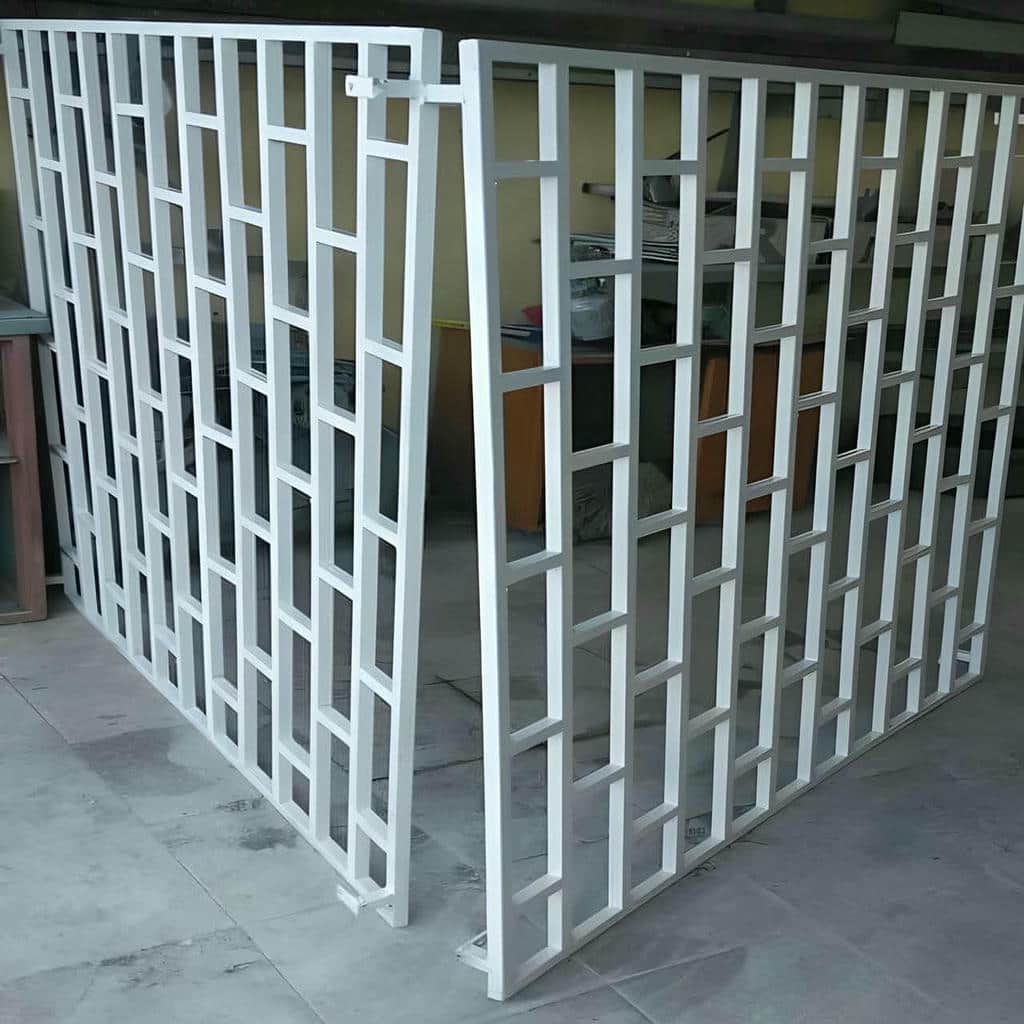 نرده پنجره فلزی با طرح هندسی