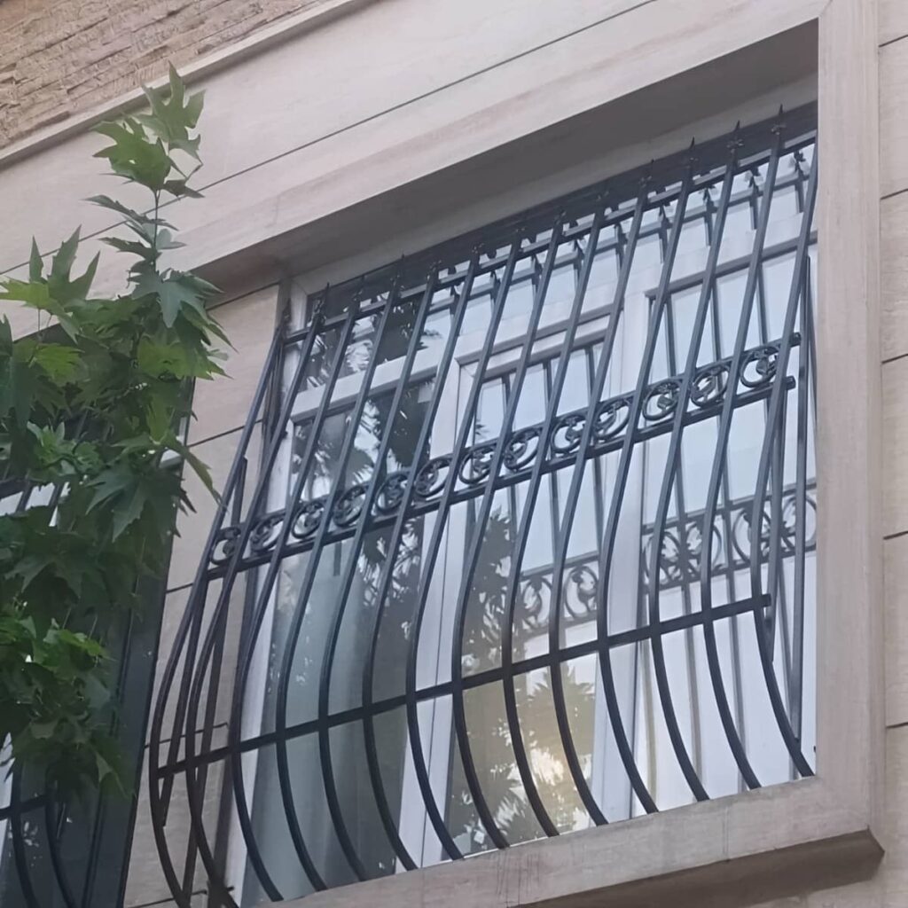 نرده پنجره فلزی هماهنگ با نمای آجری اصفهان