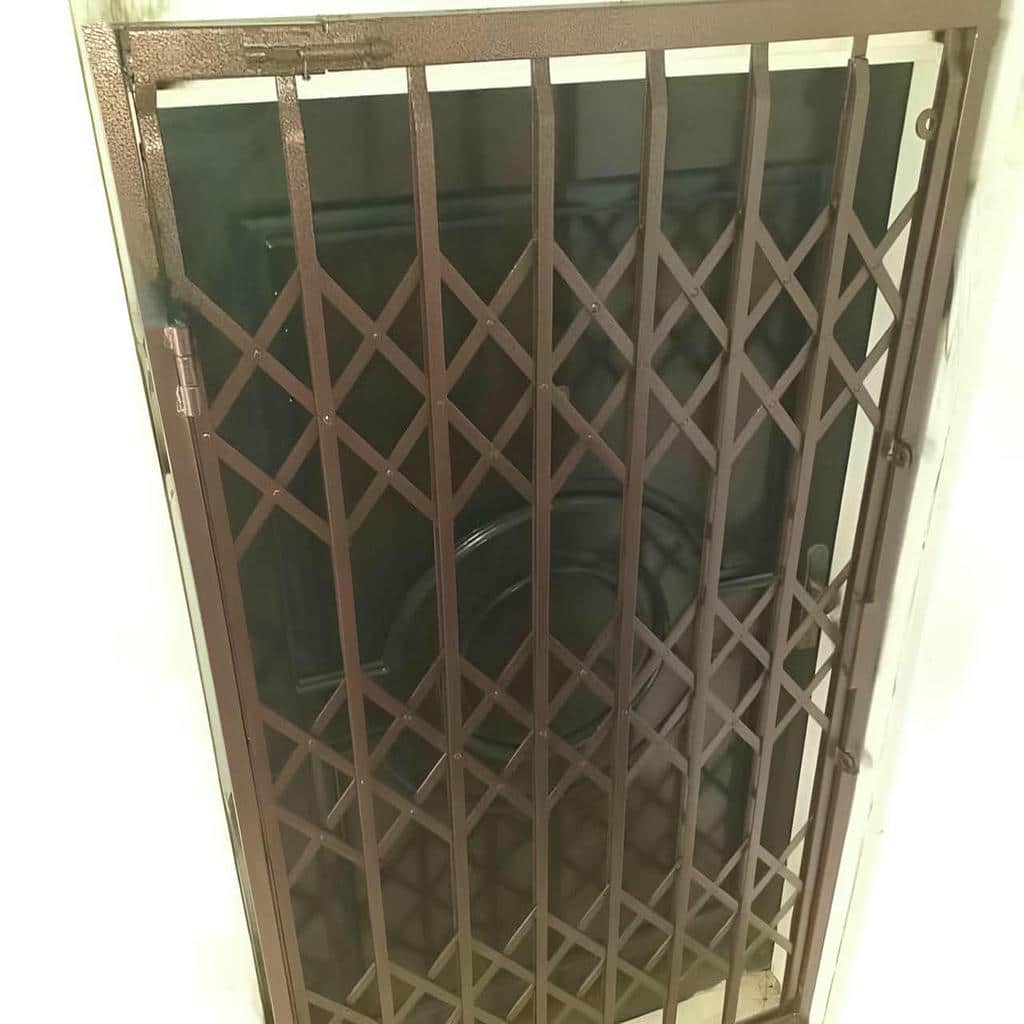 نمای نزدیک اتصالات فلزی حفاظ تاشونده ورودی نمای نزدیک اتصالات فلزی حفاظ تاشونده ورودی