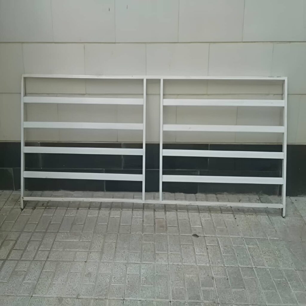 نمای نزدیک اتصالات نرده بالکن فلزی در رشت