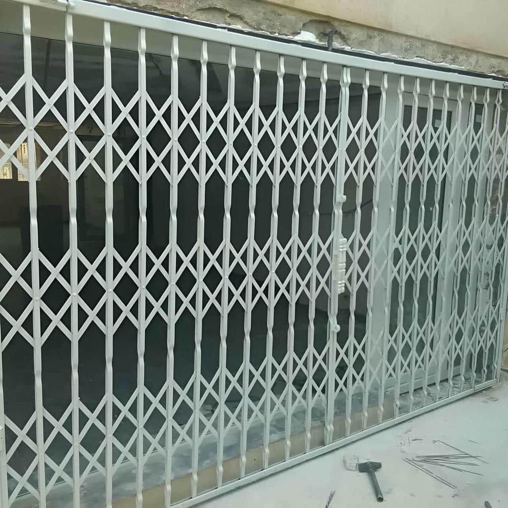نمای نزدیک لولای فلزی درب آکاردئونی