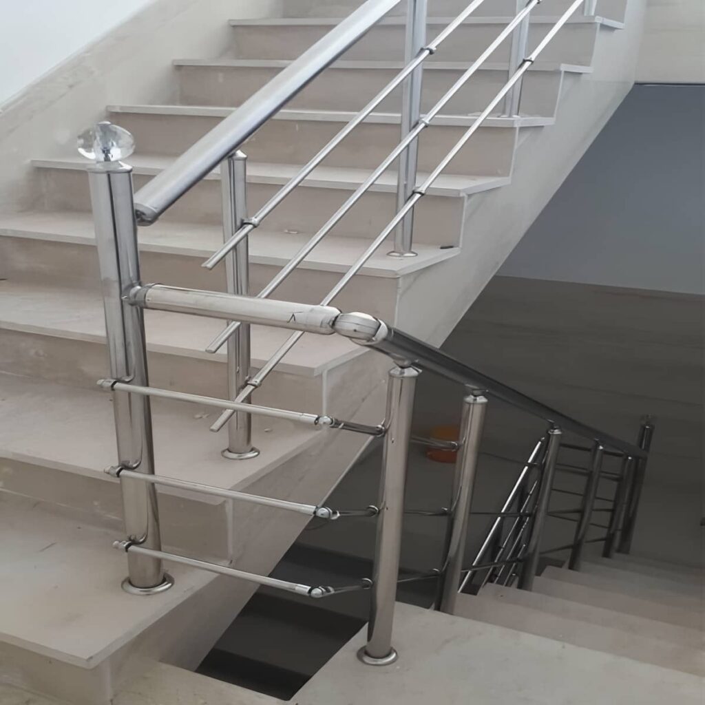 هندریل راه پله استیل کنار دیوار