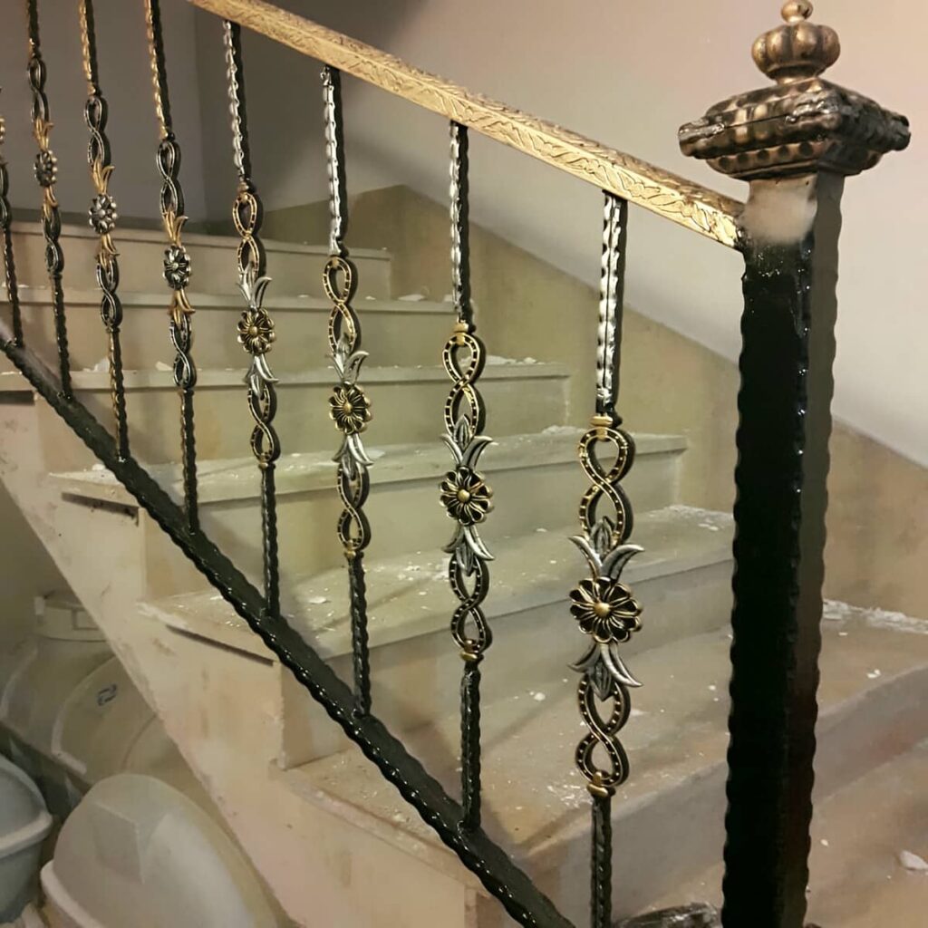 هندریل چوبی روشن کنار پله سنگی