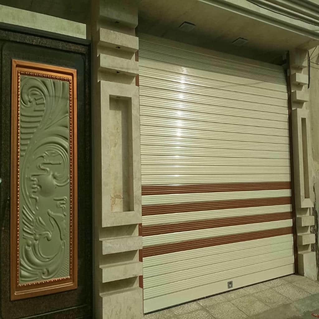 کرکره اتوماتیک سفید هماهنگ با نمای تجاری