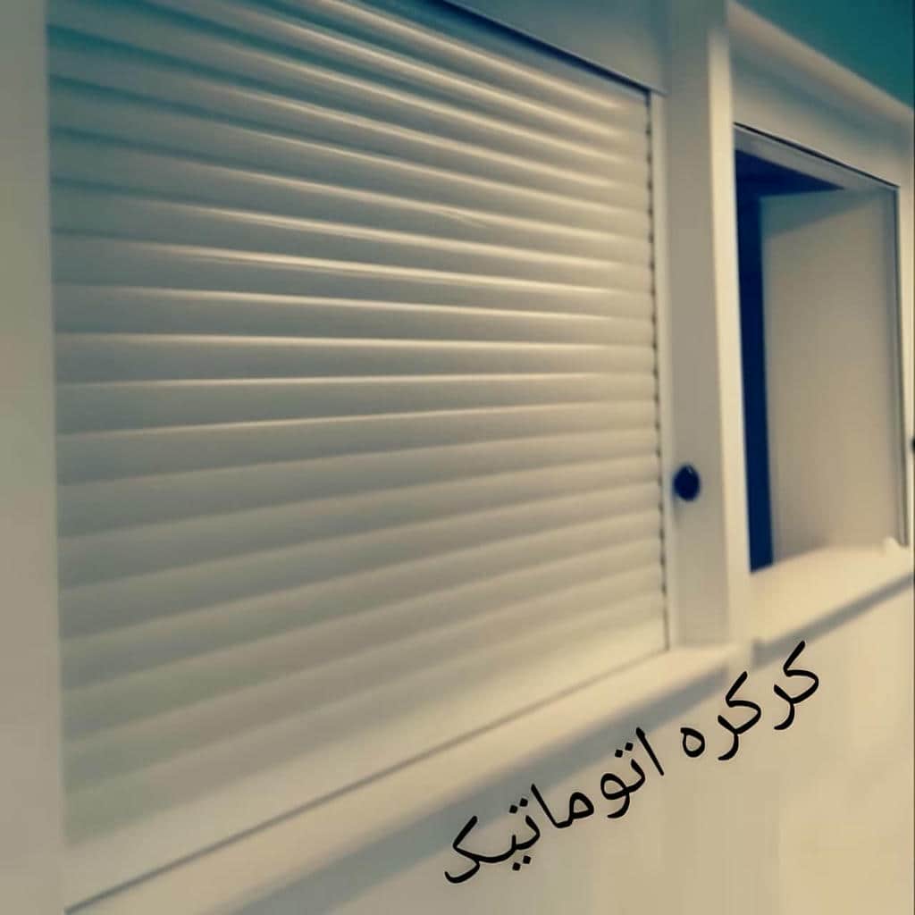 کرکره برقی خاکستری هماهنگ با نمای تجاری