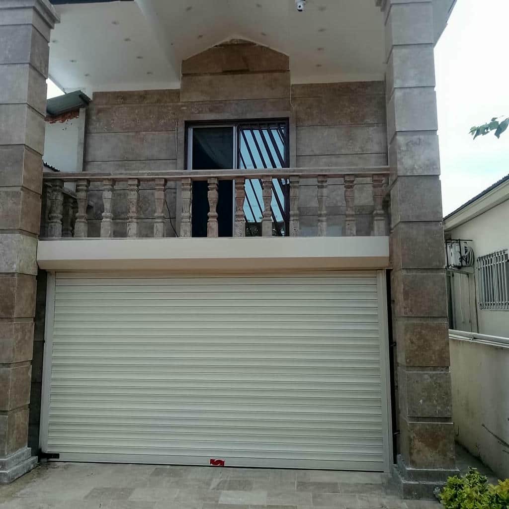 کرکره برقی در نمای ویلا با رنگ هماهنگ کرکره برقی در نمای ویلا با رنگ هماهنگ