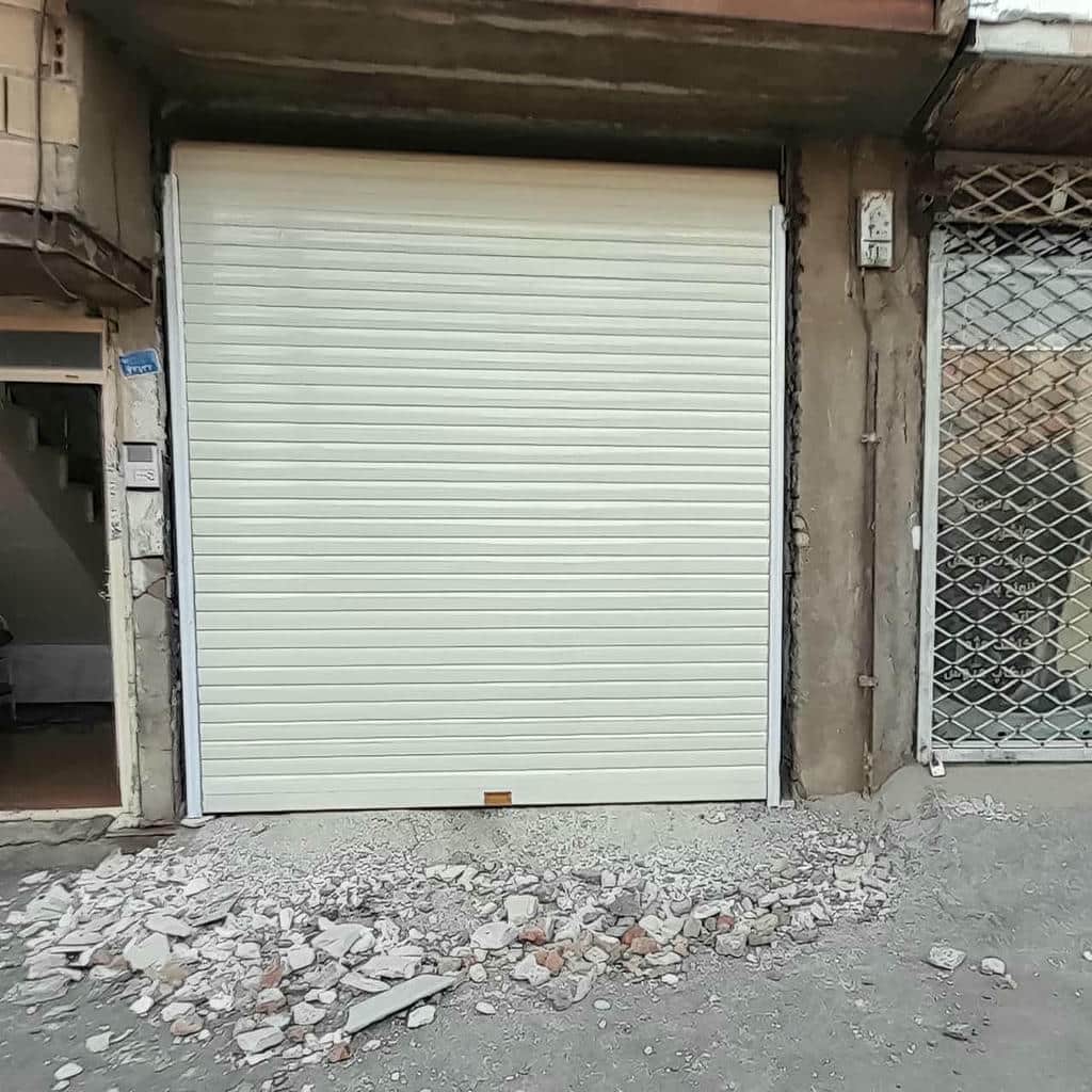 کرکره برقی ریموت دار برای مغازه با نمای مدرن